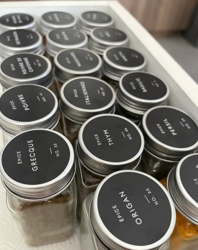Étiquettes rondes noires pour l'organisation des épices et du garde-manger